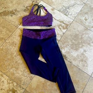Lululemon sports bra and leggings.